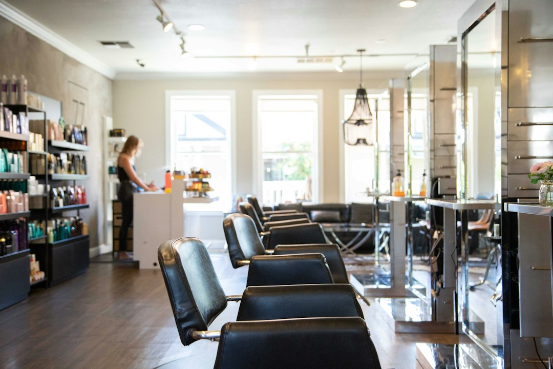 Heller Friseursalon mit großen Fenstern