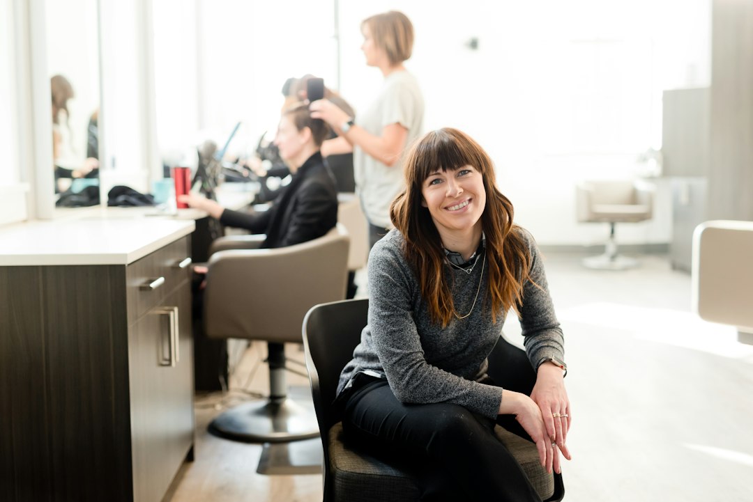 Lächelnde Friseurin im Salon